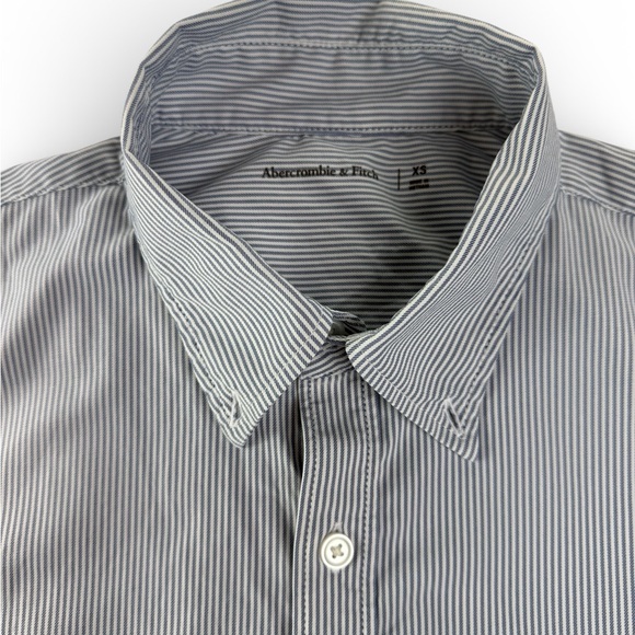 Abercrombie & Fitch XS Short Sleeve Button Up Shirt Gray Stripe - Picture 3 of 6